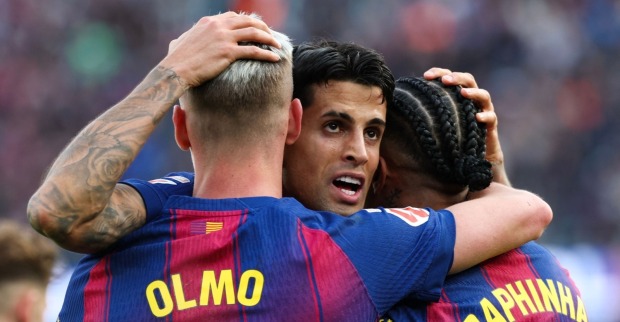 Daniel Olmo, João Cancelo, Raphinha jubeln gemeinsam nach einem Treffer von FC Barcelona.