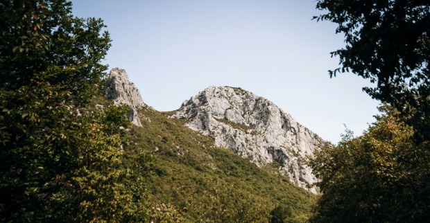 Berglandschaft im Velebit-Gebirge in Kroatien, wo ein Kleinflugzeug nahe Zadar abgestürzt ist.