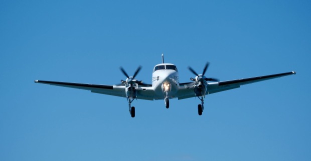 Kleinflugzeug im Flug vor blauem Himmel als Symbolbild für den tödlichen Flugzeugabsturz bei Krems-Gneixendorf.