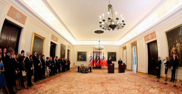 Norwegischer Königspalast bei einem offiziellen Empfang mit norwegischen Flaggen und Gästen/ König Harald V. wird derzeit im Krankenhaus behandelt.