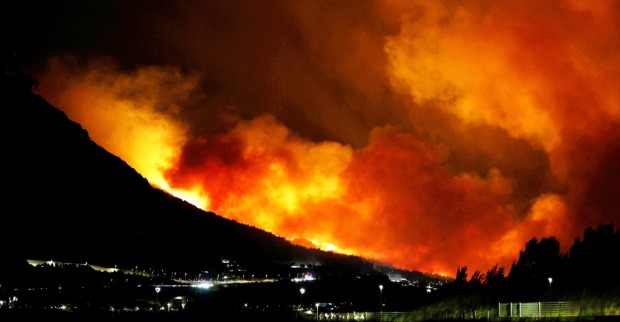 Ein schwerer Waldbrand bedroht Lokva Rogoznica an der kroatischen Adriaküste.