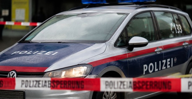 Polizeiauto hinter Absperrband bei einem Polizeieinsatz. In Kumberg in der Steiermark ist ein achtjähriges Mädchen tödlich verletzt worden.