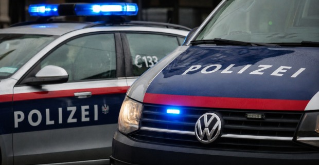 Polizeieinsatz in Kumberg in der Steiermark nach tödlicher Messerattacke auf achtjähriges Mädchen, Polizeifahrzeuge mit Blaulicht.