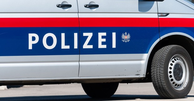 Außenansicht eines Polizeiwagens der österreichischen Polizei