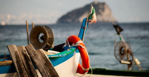 Ligurien, Italien. Die Fischerboote am Strand des alten Dorfes Noli, als Symbolbild für den verunglückten Bademeister.