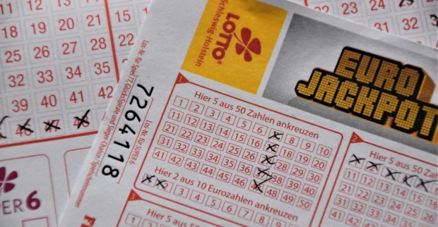 Lottoschein für den Eurojackpot als Symbolbild für einen Millionengewinn, nachdem eine Gewinnerin ihren Lottoschein versehentlich in den Müll geworfen hatte.