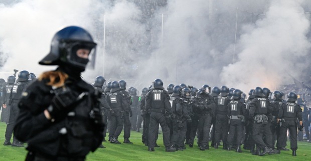 Mannheim gegen Kaiserslautern: 35 Polizeibeamte wurden bei den Ausschreitungen rund um das Pokal-Derby verletzt.