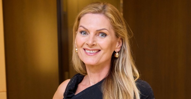 Porträt von Ex-ORF-Star Martina Kaiser, die lächelnd in die Kamera blickt./ Kaiser hat viele Verehrer