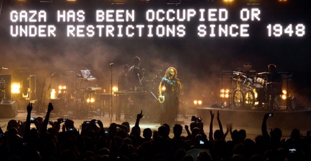 Massive Attack bei einem Konzert mit einer politischen Botschaft zum Gazastreifen auf der Großleinwand. Der Auftritt in Singapur führte später zu einem Polizeieinsatz und einem Einreiseverbot für Bandmitglieder.
