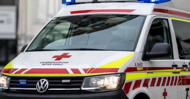 Österreichischer Rettungswagen bei einem Einsatz nach dem tödlichen Kranunfall in Meggenhofen.