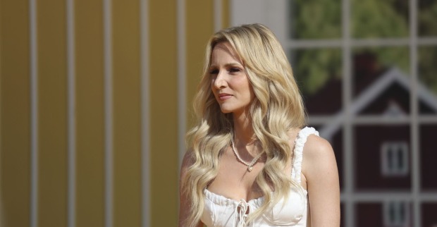 Melissa Naschenweng in einem weißen Dirndl mit langen blonden Haaren bei einem Auftritt im Freien./Melissa Naschenweng begeistert ihre Fans aktuell mit Urlaubsfotos im Bikini.