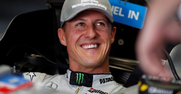 Michael Schumacher lächelt im Rennanzug und mit Mercedes-Kappe in einem Formel-1-Auto./Netflix widmet seiner Saison 1994 eine neue Doku.
