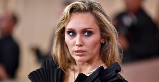 Miley Cyrus trauert um Dolly Parton und spricht in ihrem Abschied davon, einen Song über den Verlust zu schreiben.