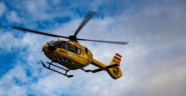 Rettungshubschrauber im Flug nach schwerem Crash in Millstatt mit einem 74-jährigen Autofahrer.