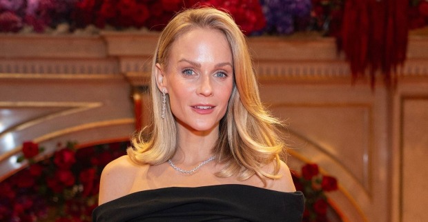 Mirjam Weichselbraun bei einem öffentlichen Auftritt im eleganten schwarzen Kleid