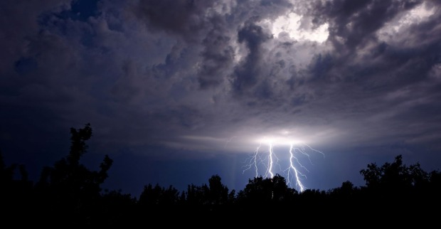 Mutter und Tochter sterben nach einem Blitzschlag in Florida. Das Bild zeigt einen Blitz bei einem Gewitter als Symbolbild.