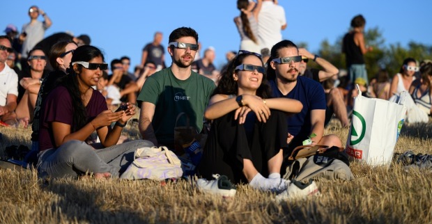 Besucher betrachten die Sonne im Rahmen einer partiellen Sonnenfinsternis am Mittwoch, 12. August 2026, auf der Sophienalpe in Wien.