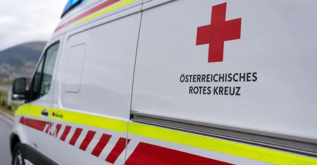 Einsatzfahrzeug des Österreichischen Roten Kreuzes als Symbolbild zum tödlichen Badeunfall am Neufelder See.