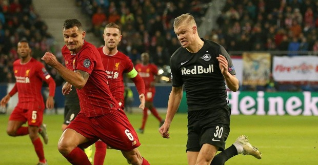 Erling Braut Haaland (FC Salzburg/re) gegen Dejan Lovren (FC Liverpool/li) am Dienstag, 10. Dezember 2019, während der Champions-League-Begegnung zwischen FC Salzburg und FC Liverpool in Salzburg