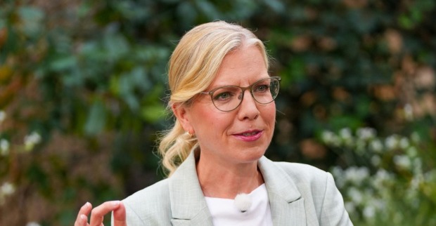 Grünen-Chefin Leonore Gewessler im Portrait im Studio der ORF-Sommergespräche
