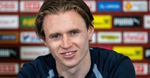 Patrick Wimmer bei einem Medientermin vor einer Sponsorenwand. Der ÖFB-Teamspieler ist seit 2024 mit Sarah Janel verheiratet.