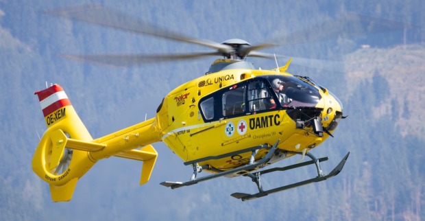 Notarzthubschrauber im Flug nach tödlichem Bergunfall am Patteriol in Tirol.