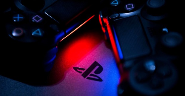 PlayStation-Controller mit PlayStation-Logo zum PlayStation Blackout gegen Sony
