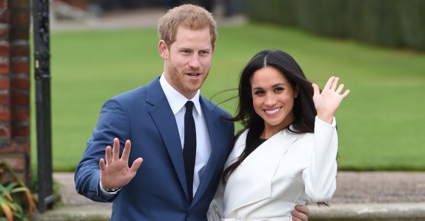 Prinz Harry und Meghan stehen gemeinsam im Freien und winken in die Kamera./ Harry und Meghan kehren anch England zurück
