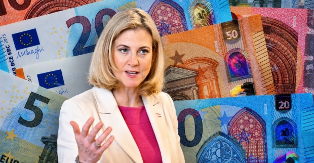 Beate Meinl-Reisinger vor Euro-Geldscheinen zur geplanten Reformdividende.