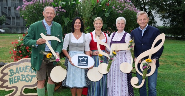 Bei der PK: Leo Bauernberger (GF SalzburgerLand Tourismus), Christine Scharfetter (GF Hochkönig Tourismus), Eveline Bimminger (Projektleitung Bauernherbst), Claudia Entleitner (Landesbäuerin) und Landtagsabgeordneter Hans Scharfetter.