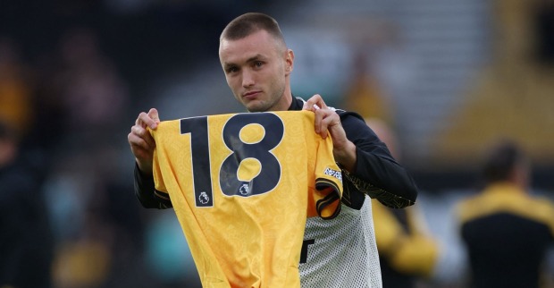 Sasa Kalajdzic mit dem Trikot vom Wolverhampton in seinen Händen