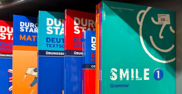 Österreichische Schulbücher in einem Verkaufsregal