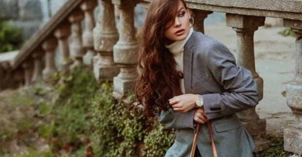 Frau mit Blazer und weißem Rollkragenpullover, Herbstmode, Credits. Victoria Fox/Shutterstock