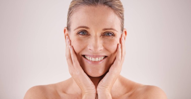 Frau im mittleren Alter mit strahlender Haut | Credit: PeopleImages/Shutterstock