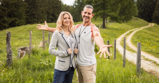 Simone Lugner und Alexander Schneller ziehen gemeinsam ins Forsthaus Rampensau 2026.