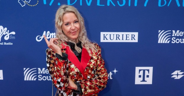 :Simone Lugner bei einem Society-Event vor einer blauen Fotowand/Simone Lugner überrascht mit einem Lippen-Eingriff