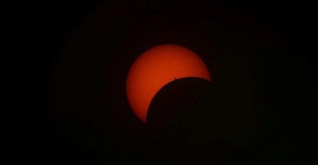 Eine partielle Sonnenfinsternis über dem Himmel