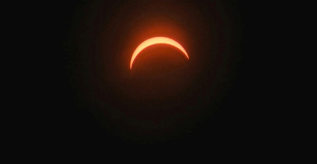 Partielle Sonnenfinsternis am dunklen Himmel: Der Mond verdeckt einen großen Teil der Sonne, nur eine leuchtende Sichel bleibt sichtbar./ Zoe Salome sorgt mit ihrem Posting zur Sonnenfinsternis für Gänsehaut