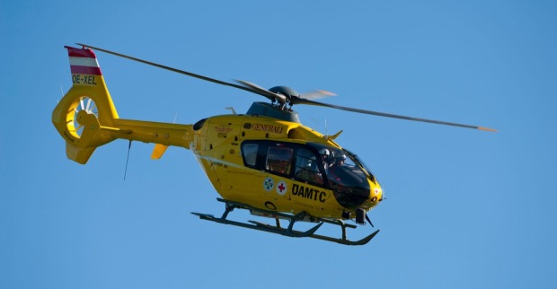 Ein Gelber Notarzthubschrauber der ÖAMTC-Flotte in der Luft