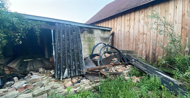 Beschädigte Scheune in Steinabrunn nach einem Unwetter am Samstag
