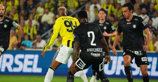 Anderson Talisca und Jeyland Mitchell im Zweikampf in der Partie Fenerbahce gegen Sturm Graz.