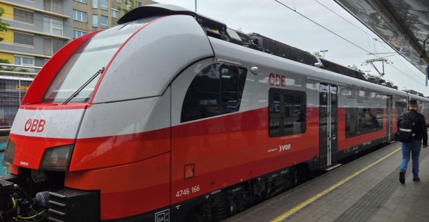 Zug der ÖBB im Bahnhof Wien-Meidling als Teil der Südbahn