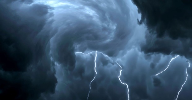 Dunkle rotierende Gewitterwolken und Blitze bei einer Superzelle vor schweren Unwettern an der Adria