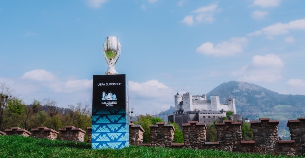Die UEFA Super Cup Trophäe in Salzburg.