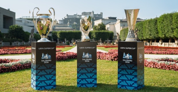 Die Trophäen von Champions League, Europa League und UEFA Super Cup im Salzburger Mirabellgarten: Salzburg freut sich auf das große Fußball-Highlight am 12. August.