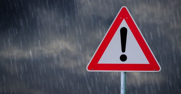 Unwetterwarnung in Österreich mit Warnschild bei starkem Regen und Gewittergefahr am Freitag.
