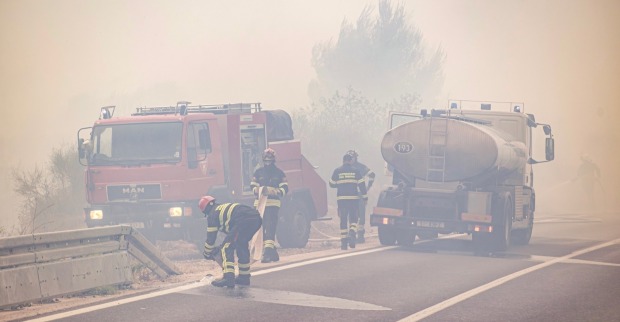 Kroatische Feuerwehrleute bekämpfen einen großen Waldbrand.