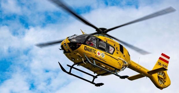 Rettungshubschrauber im Flug nach schwerem Unfall auf der Westautobahn bei Haag in Niederösterreich.