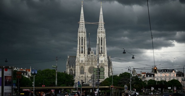 Dunkle Gewitterwolken über Wien bei schwerer Unwetterlage