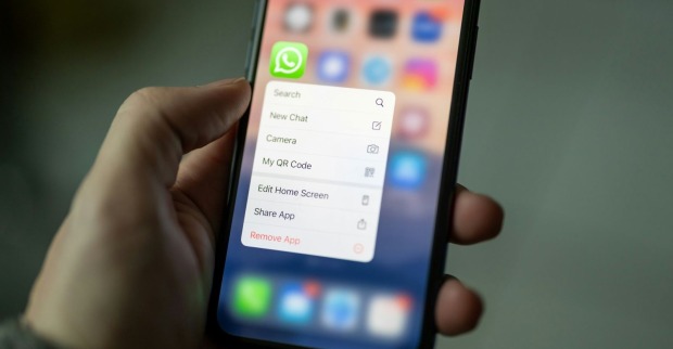WhatsApp auf Smartphone: Viele Nutzer wurden plötzlich aus ihren Konten ausgesperrt und konnten den Messenger vorübergehend nicht nutzen.